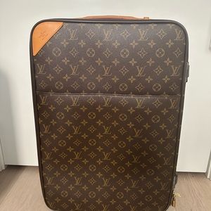 Louis Vuitton  luggage a worn out on the side? There’s a picture of it.
